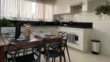 Een microgolfoven, een oven, een kookplaat