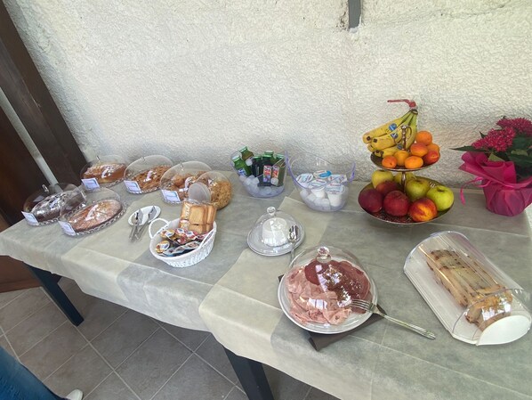 Ein reichhaltiges Buffet mit verschiedenen Speisen und Getränken.