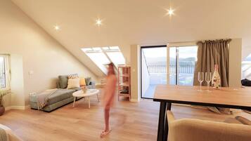 Apartemen, 1 kamar tidur, teras, pemandangan kebun | Ruang keluarga