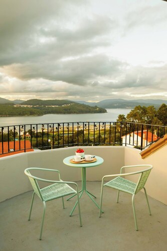 Terrace, Jacuzzi and Spectacular Views of the Estuary