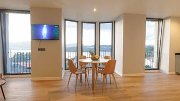 Apartment, 2 Bedrooms, Balcony, Garden View | Dining room