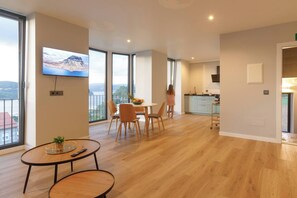 Leilighet, 2 soverom, balkong, hageutsikt | Spisestue