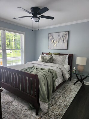 2 bedrooms, iron/ironing board, Internet, bed sheets - Charming 2-bedroom apartment in Hendersonville with AC (Hendersonville)