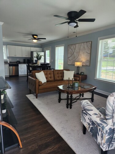 Charming 2-bedroom apartment in Hendersonville with AC