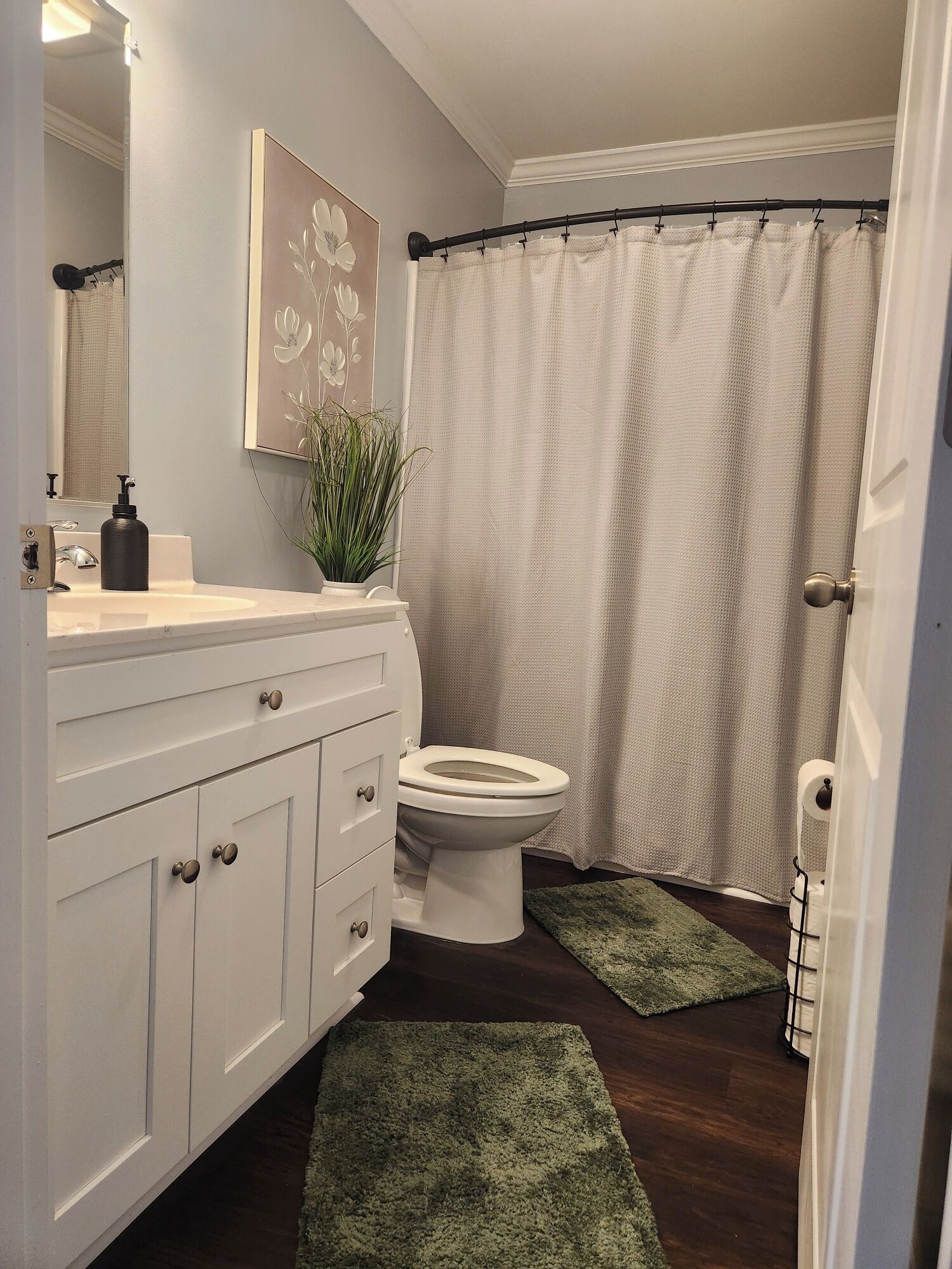 Sèche-cheveux, serviettes fournies, savon, papier toilette