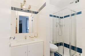 Shower, bidet, towels