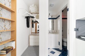 Shower, bidet, towels