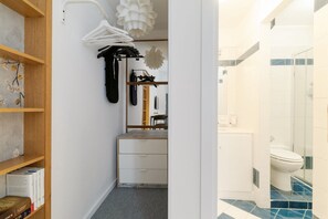 Shower, bidet, towels