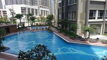 Una piscina al aire libre