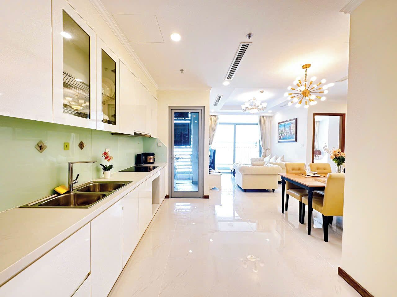2BR Apartment Vinhome Central Park with Street View - Skyway | Cozinha privada | Micro-ondas, cooktop, panela elétrica de arroz