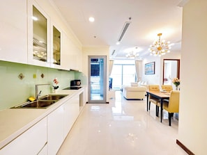 2BR Apartment Vinhome Central Park with Street View - Skyway | Private kitchen | Microwave, stovetop, rice cooker, cookware/dishes/utensils - Landmark 81 - Landmark 81 Plus - VHCT Residences (Binh Thanh)