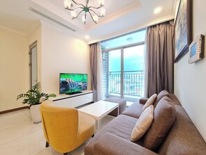 City view - The Aquamarine Landmark Suites - Poolside Access at L4B (Binh Thanh)