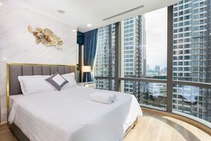 2BR Apartment Landmark 81 Tower with Panoramic View - Skyway | Premium bedding, memory foam beds, individually furnished, desk - The Aquamarine Landmark Suites - Poolside Access at L4B (Binh Thanh)