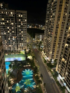 2BR Apartment Vinhome Central Park with Street View - Skyway | Premium bedding, memory foam beds, individually furnished, desk - The Aquamarine Landmark Suites - Poolside Access at L4B (Binh Thanh)