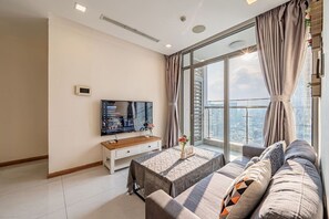 2BR Apartment Vinhome Central Park with Street View - Skyway | Premium bedding, memory foam beds, individually furnished, desk - The Aquamarine Landmark Suites - Poolside Access at L4B (Binh Thanh)