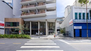 Un edificio moderno con una entrada destacada, grandes ventanales y un letrero visible que dice 'NIK'.