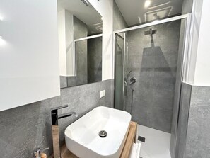 Dusche, Haartrockner, Bidet, Handtücher