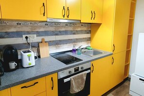 Fridge, oven, stovetop, dishwasher