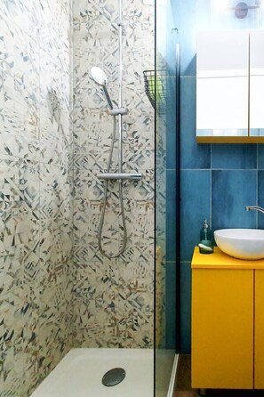 Douche, sèche-cheveux, serviettes fournies, savon