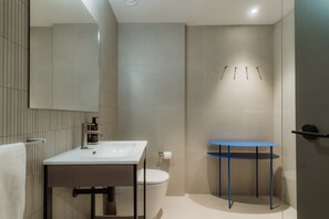 Suite superior | Baño | Ducha, secador de pelo, toallas y jabón