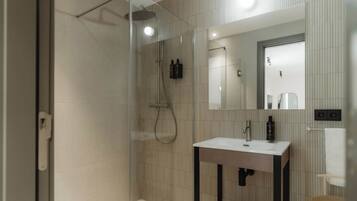 Superior-suite | Badeværelse | Bruser, hårtørrer, håndklæder, Sæbe