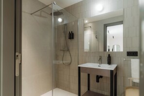 Superior Suite | Bathroom | Shower, hair dryer, towels, soap - Design Suites by Olala Homes  (L'Hospitalet de Llobregat)