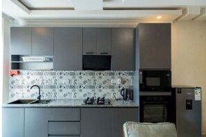 Microwave, cookware/dishes/utensils