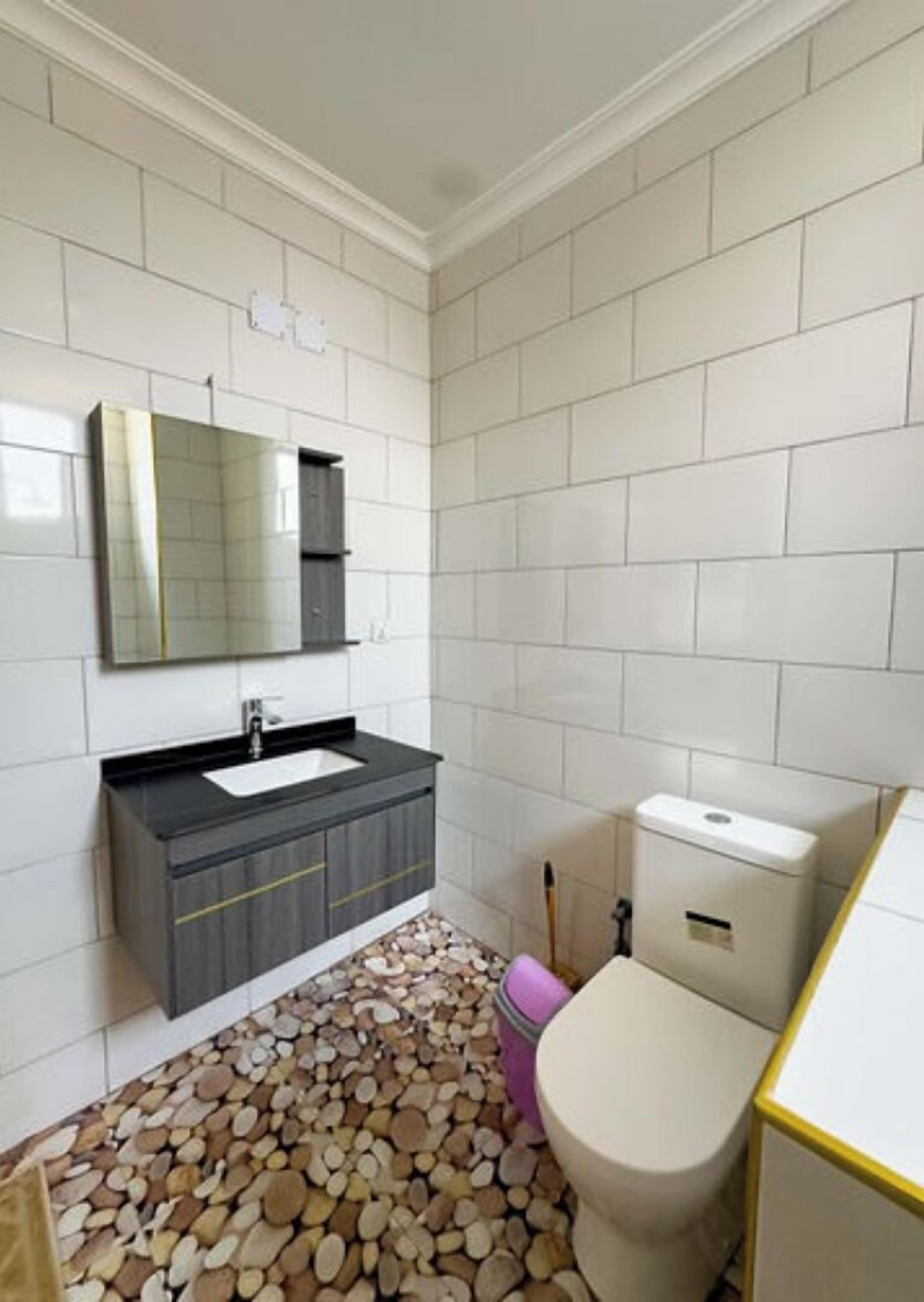 Douche, serviettes fournies, savon, papier de toilette