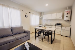 Apartament clàssic, 1 dormitori, aire condicionat | Sala d'estar | Televisor intel·ligent de 43 polzades amb canals digitals