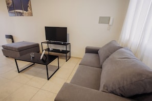 Apartament clàssic, 1 dormitori, aire condicionat | Sala d'estar | Televisor intel·ligent de 43 polzades amb canals digitals
