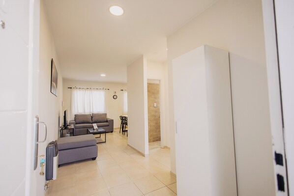 Departamento clásico, 1 habitación, aire acondicionado | Área de sala de estar | Smart TV de 43 pulgadas con canales digitales 