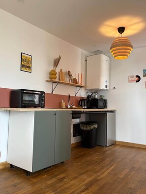 Réfrigérateur, micro-ondes, four, plaque de cuisson