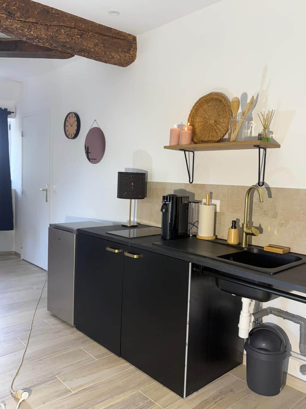 Réfrigérateur, micro-ondes, plaque de cuisson, grille-pain