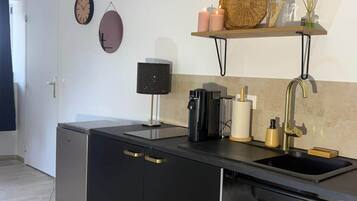 Réfrigérateur, micro-ondes, plaque de cuisson, grille-pain