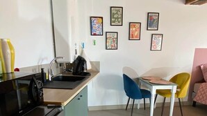Kühlschrank, Mikrowelle, Herdplatte, Kochgeschirr/Geschirr/Besteck