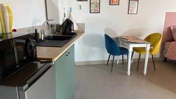 Fridge, microwave, stovetop, cookware/dishes/utensils