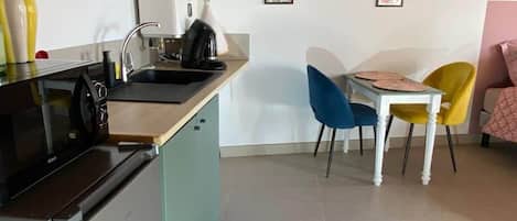 Réfrigérateur, micro-ondes, plaque de cuisson