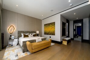3 habitaciones, escritorio y tabla de planchar con plancha