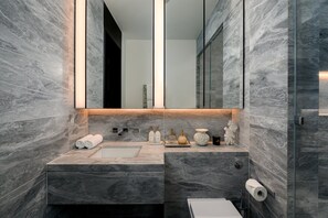 Bruser, hårtørrer, håndklæder