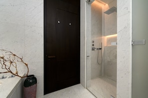 Shower, hair dryer, towels - GuestReady - Refined living by Hyde Park (London)