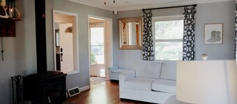 Peaceful Country Retreat - 3-bedroom farmhouse on 4.5 acres with large Barn!