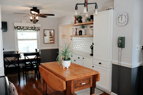 Peaceful Country Retreat - 3-bedroom farmhouse on 4.5 acres with large Barn!