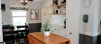 Peaceful Country Retreat - 3-bedroom farmhouse on 4.5 acres with large Barn!