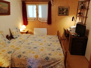 1 habitación, tabla de planchar con plancha, wifi y ropa de cama 