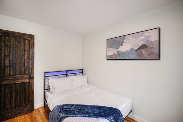 2 bedrooms, iron/ironing board, WiFi, bed sheets