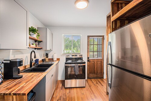 Cozy Luxury 2BR Apartment w/ Free Parking – Near Downtown Birmingham