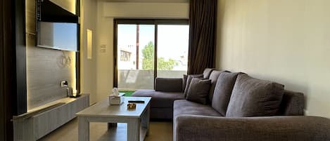 Apartment, 1 Bedroom, Accessible, Smoking | Living room