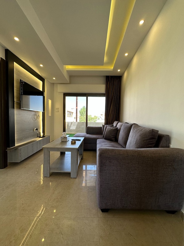 Apartment, 1 Bedroom, Accessible, Smoking | Living room