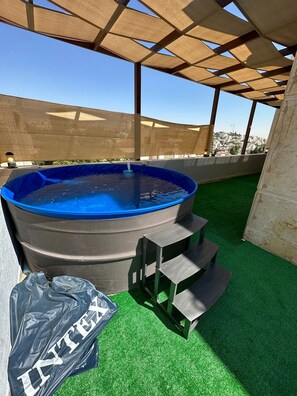 อพาร์ทเมนท์, 1 ห้องนอน, พร้อมสิ่งอำนวยความสะดวกสำหรับผู้พิการ, สูบบุหรี่ได้ | สระว่ายน้ำ | สระว่ายน้ำกลางแจ้ง