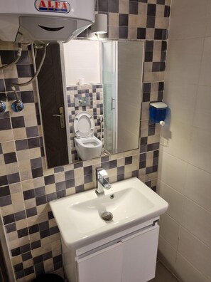 อพาร์ทเมนท์, 1 ห้องนอน, พร้อมสิ่งอำนวยความสะดวกสำหรับผู้พิการ, สูบบุหรี่ได้ | ห้องน้ำ